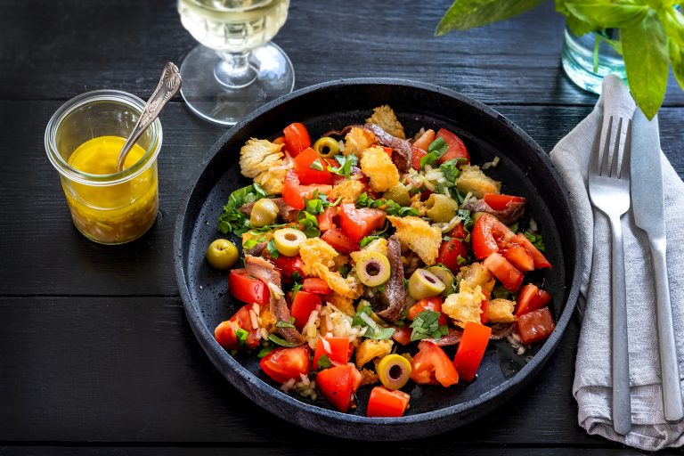 Panzanella – Italialainen tomaatti-leipäsalaatti