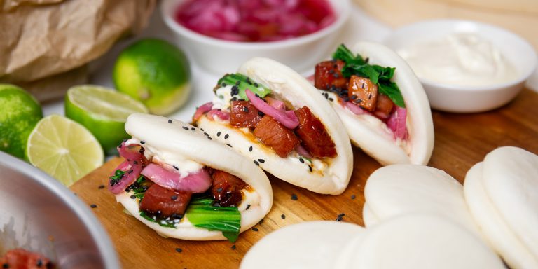 Sticky and sweet -kinkku ja bao bun -sämpylät