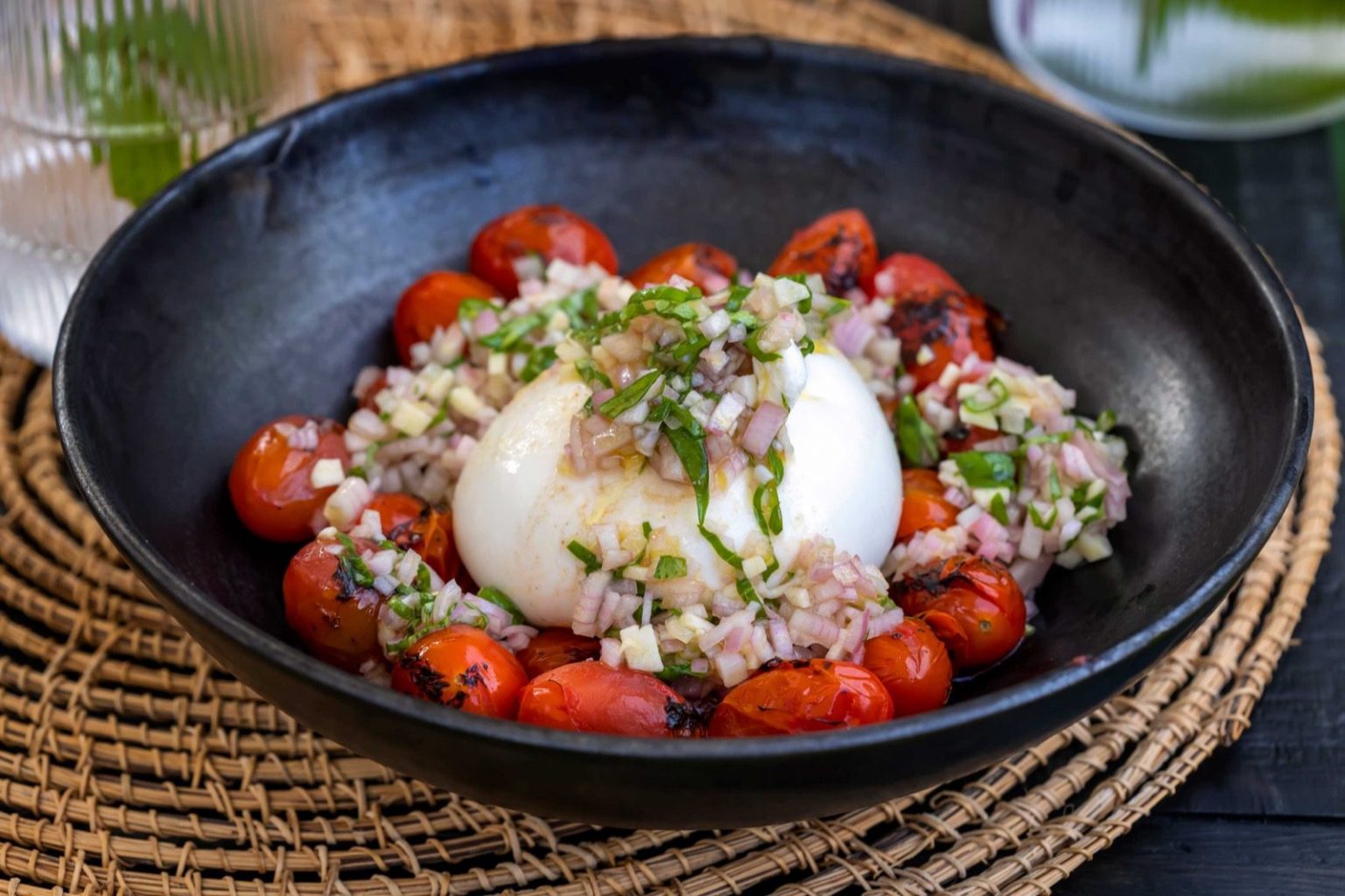 Burrata pistettyjä tomaatteja