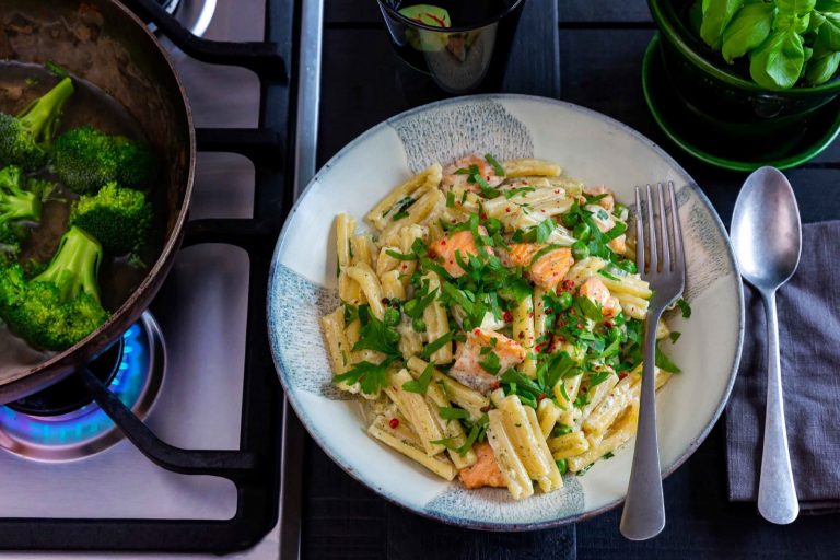 Pastaa, lohta ja herneitä