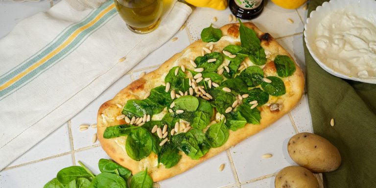 Pinsa bianco crème fraichella, pinaatilla ja pähkinöillä