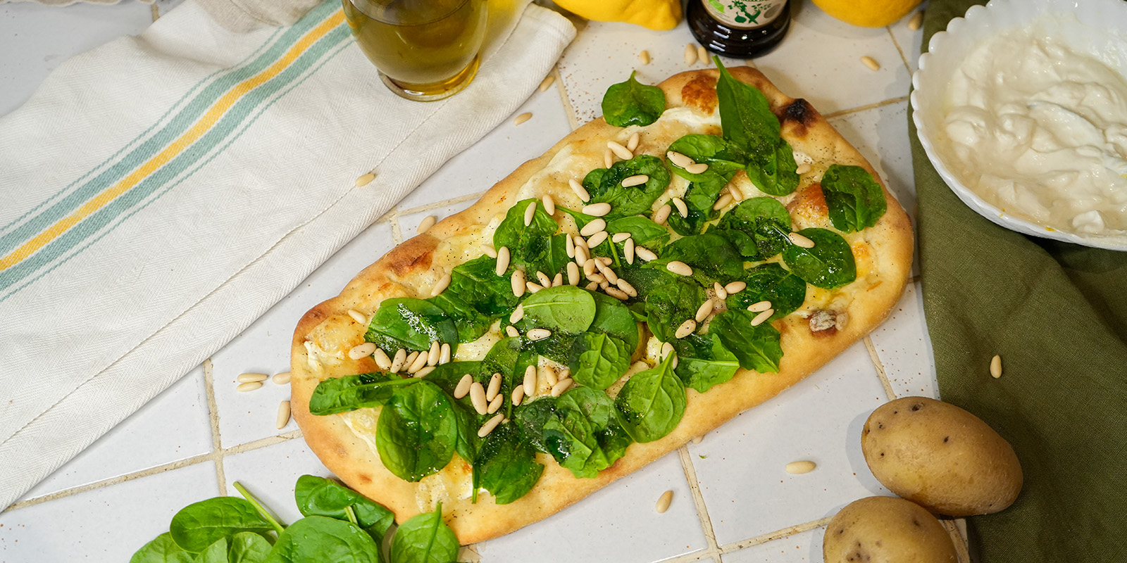 Pinsa bianco crème fraichella, pinaatilla ja pähkinöillä