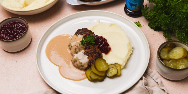 Klassiset jauhelihapihvit perunamuusilla ja kermakastikkeella